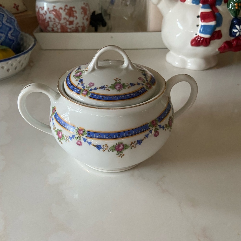 Vintage TK Thuny China Carlton sugar bowl with a lid, crafted in Czechoslovakia